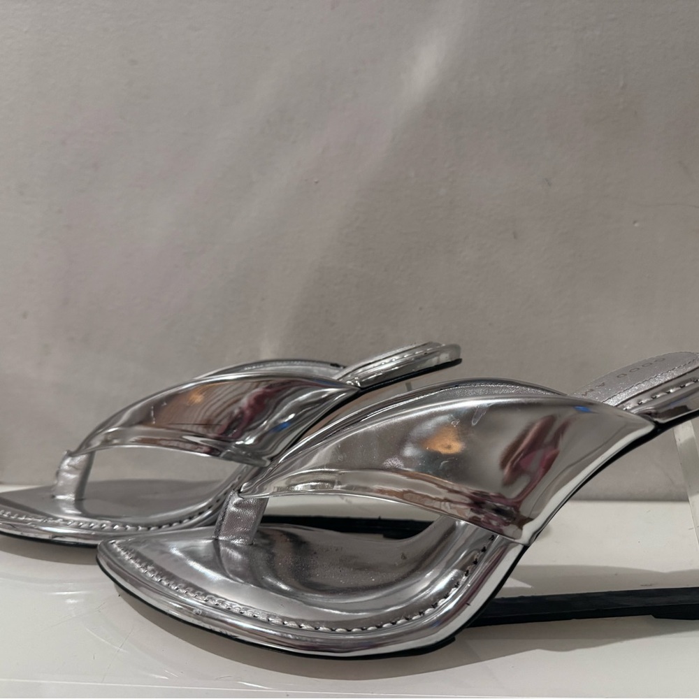 Good American Silver Metallic Pointed-Toe Thong Sandals - Picture 4 of 6